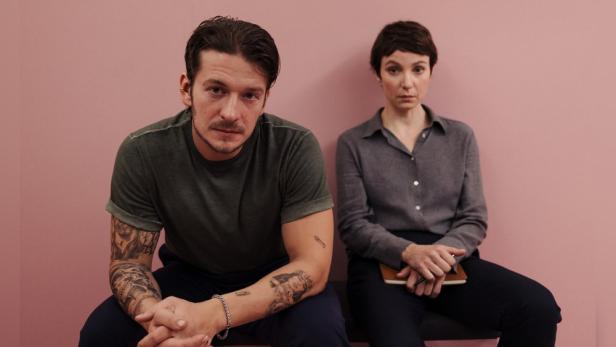 Julia Koschitz sitzt in ihrer Serienrolle neben Stefan Gorski