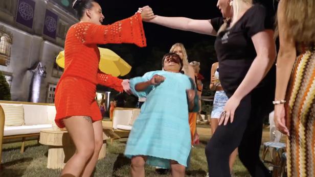 Tanzende Frauen vor dem Schloss aus "The 50" 