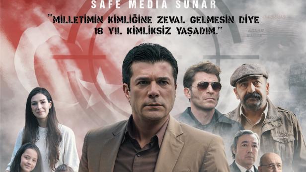 Mann mit Pistole und im Hintergrund andere Figuren auf Filmplakat