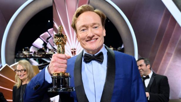 Conan O'Brien hält Oscarstatuette