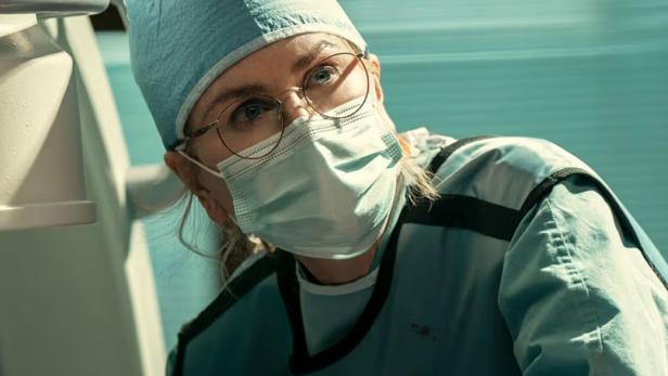 Nicole Kidman als Gerichtsmedizinerin Kay Scarpetta mit Mundschutz bei Obduktion