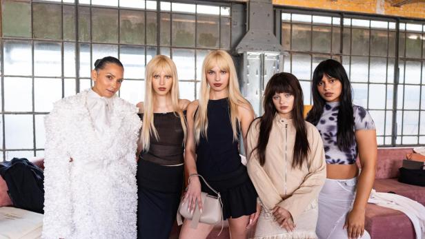 Gruppenbild der GNTM-Models Bianca, Juna, Anna, Merret, Daphne 