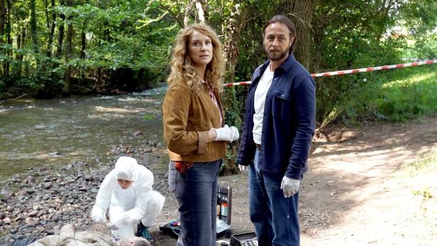 "Capo" Sonja Schwarz (Chiara Schoras, l.) und ihr Kollege Jonas Kerschbaumer (Gabriel Raab) an einem  Tatort