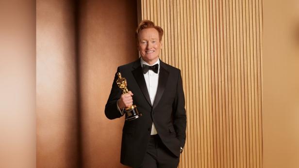 Conan O'Brien hält einen Oscar in der Hand