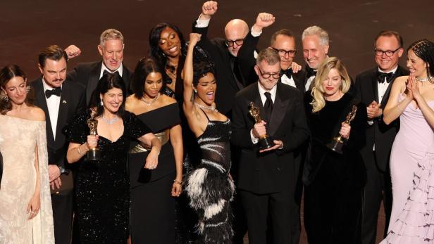 Gruppenbild mit Regisseur Paul Thomas Anderson sowie Cast und Crew und den Oscars