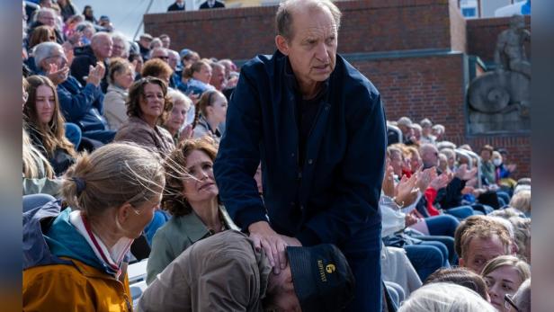 Peter Heinrich Brix in seiner Serienrolle als Carl Sievers inmitten einer Publikumsmenge