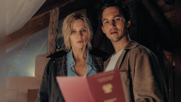 Veronica Ferres und Tim Oliver Schultz begutachten einen Pass