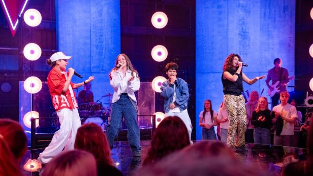 Illia, Liam, Elena und Nisa performen