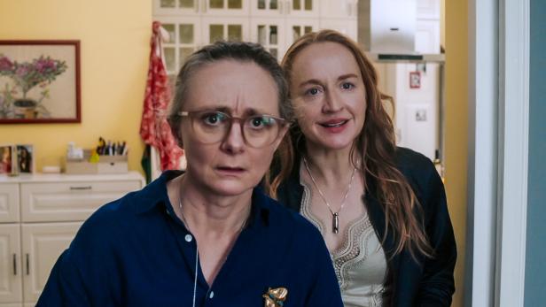 Gerti Drassl als Inka Schaller und  Brigitte Hobmeier als Balbina Augustin