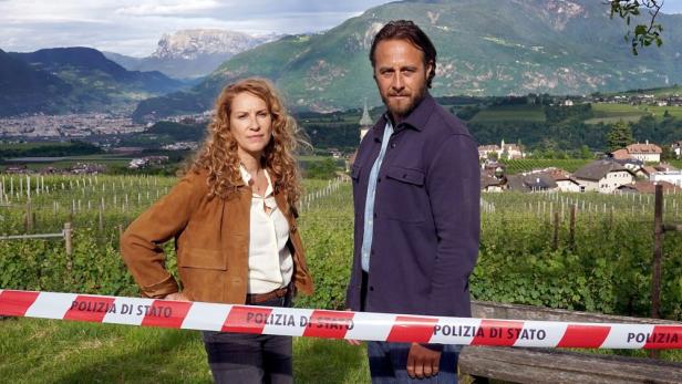 Sonja Schwarz (Chiara Schoras, l.) und ihr Kollege Jonas Kerschbaumer (Gabriel Raab) hinter Absperrband in einem Weingarten