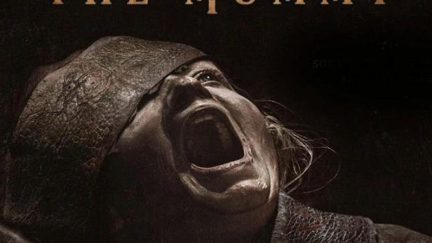 Schreiende Frau, die in Sarg liegt und fast gänzlich in Mumienbandage gehüllt ist