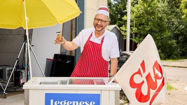 Sebastian Lege als Eisverkäufer an einem Stand