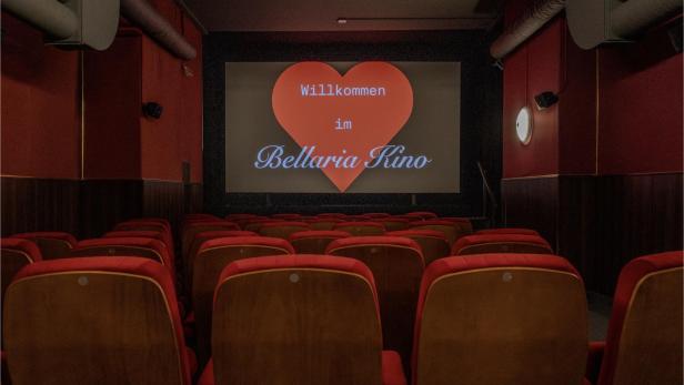 Kinosaal mit "Willkommen im Bellaria Kino" auf der Leinwand 