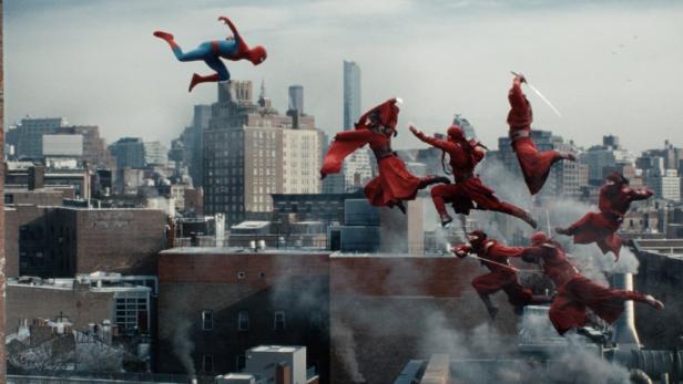 Spider-Man springt or New Yorker Kulisse sechs angreifenden Ninjas in roten Gewändern entgegen