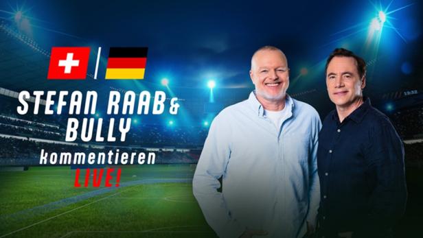 Entertainer-Legenden Stefan Raab und Michael Bully vor einem Stadion