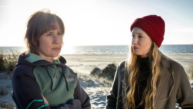 Katharina Heyer und Marlene Morreis als Kommissarin und Polizistin am Strand