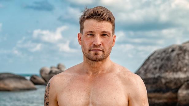 Raúl Richter mit nacktem Oberkörper am Strand