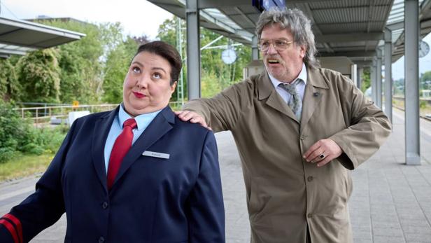 Hape Kerkeling als Horst Schlämmer legt Meltem Kaptan als Zugbegleiterin die Han auf die Schulter