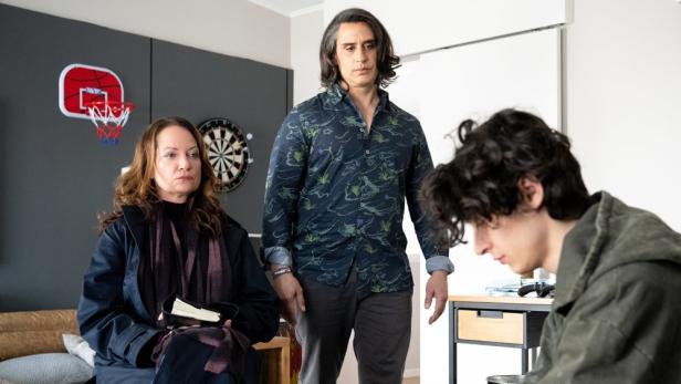 Ein Schüler wird in einem Klassenzimmer von Ermittlerin befragt