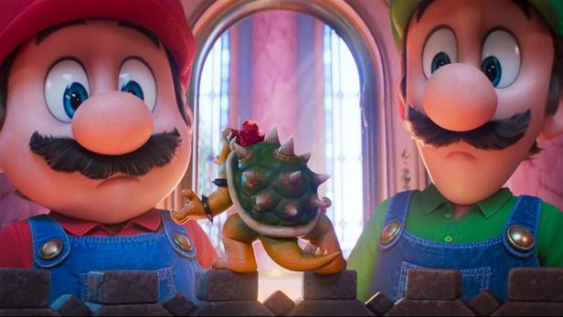 Super Mario und Luigi betrachten geschrumpften Bowser