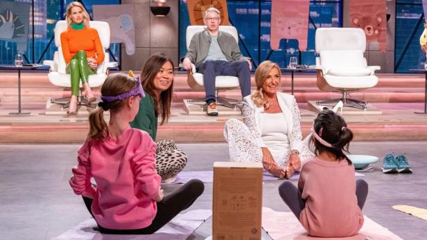 Investorin Dagmar Wöhrl nimmt am Kinder-Yoga teil