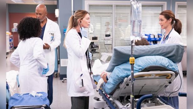 "Grey's Anatomy"-Ärztinnen stehen um Patienten auf einer Liege