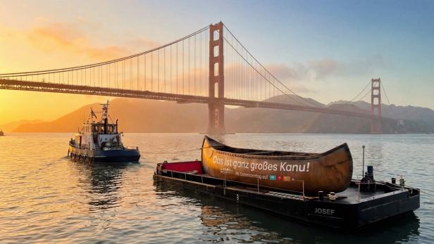 Ein ganz großes Kanu auf einem Schiff unterwegs vor Kulisse der Golden Gate Bridge