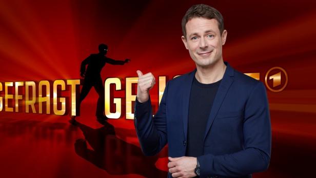 Alexander Bommes vor dem "Gefragt - Gejagt"-Logo