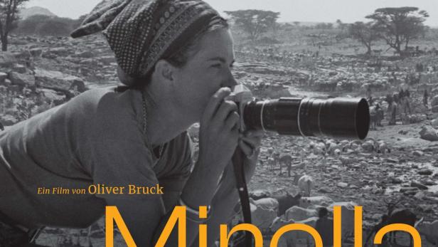 Fotografin und Autorin Mirella Riccardi mit Kamera und eines ihrer Bilder