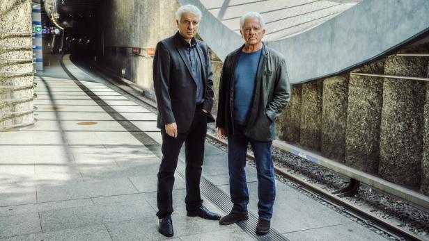 Batic (Miroslav Nemec, li.) und Leitmayr (Udo Wachtveitl) an einem Bahnsteig