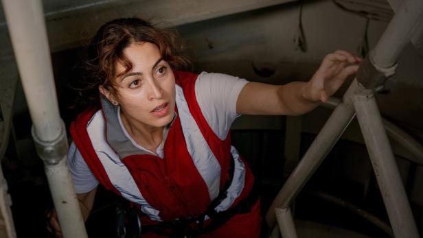 Notärztin klettert auf einen Baukran