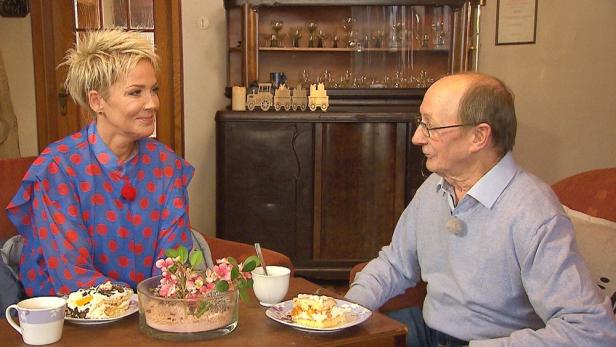 Inka Bause sitzt bei Bauer Walter am Esstisch