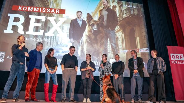 Auf der Urania-Bühne versammeltes "Kommissar Rex"-Team