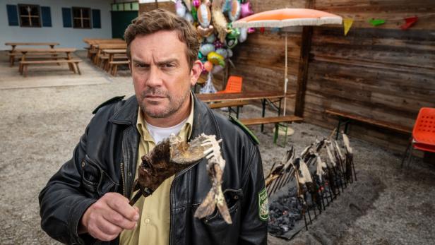 Franz Eberhofer (Sebastian Bezzel) mit abgenagtem Steckerlfisch