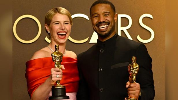 Jessie Buckley und Michael B. Jordan halten ihre Oscars in der Hand