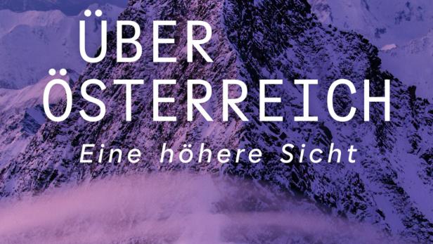 In violettes Licht getauchtes Alpenpanorama