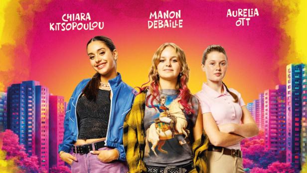 Drei Mädchen vor Hochhauskulisse, sowie ein echtes und ein künstliches Pferd 