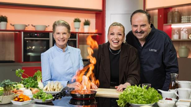 Cornelia Poletto (l.), Zora Klipp (M.) und Johann Lafer in der TV-Küche