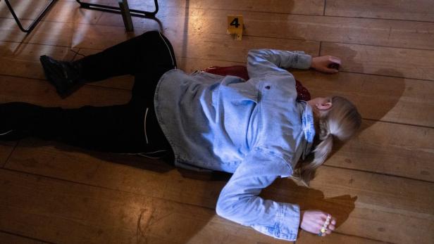 Ein weibliches Mordopfer liegt verdreht mit dem Gesicht nach unten auf dem Boden