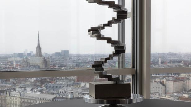 Österreichischer Filmpreis steht vor Panoramafenster mit Blick von oben auf Wiener Innenstadt