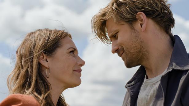 Felicitas Woll als Beke Rieper und Steve Windolf als Paul Harms blicken einander in die Augen