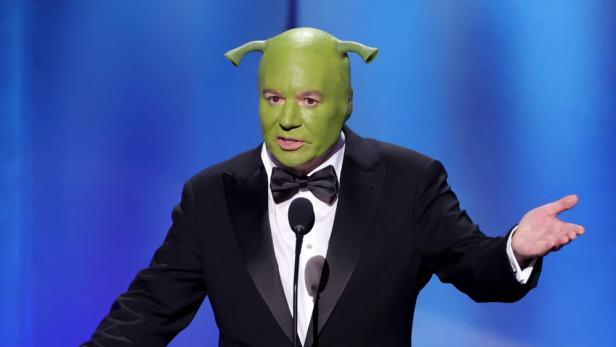 Mike Myers mit Shrek-Maske vor dem Mikro