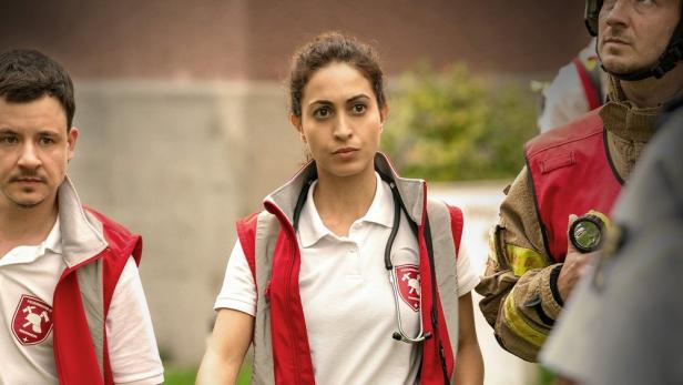Sabrina Amali als  Dr. Nina Haddad auf dem Weg zu einem Einsatz