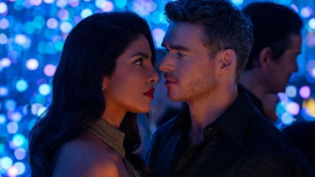 Priyanka Chopra Jonas und Richard Madden in ihren Serienrollen als Elite-Agenten