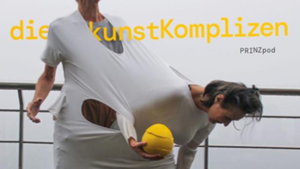 Das Kunstduo PRINZpod steckt gemeinsam in einem weißen Überkleid