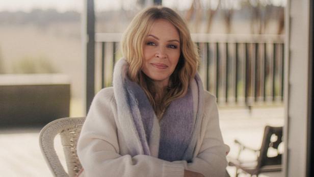 Australische Pop-Ikone Kylie Minogue sitzt auf einer Veranda