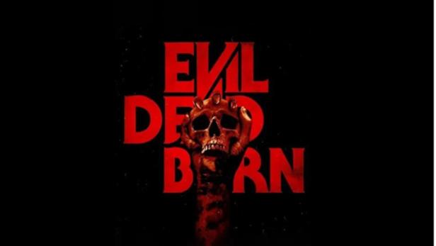 Hand hält Totenschädel vor Titelschriftzug 