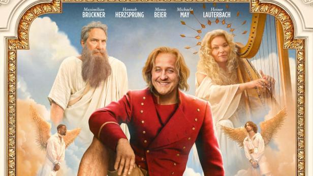 Mann sitzt auf Filmplakat auf Wolke