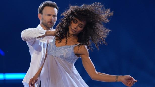 Nadja Benaissa mit Partner Vadim Garbuzov bei ihrem Tanzauftritt
