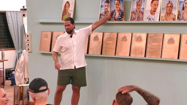 Ein RealityAllstar vor der "Wand der Wahrheit"